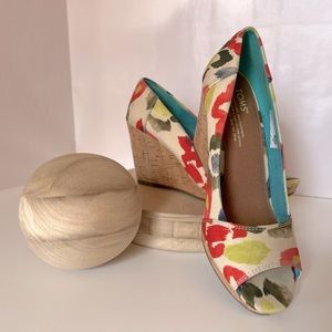 TOMS Stella Tangerine Watercolor Floral Peep Toe Wedge Sandal Sz 7.5
